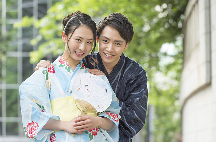 水色の着物女性と紺色の着物男性