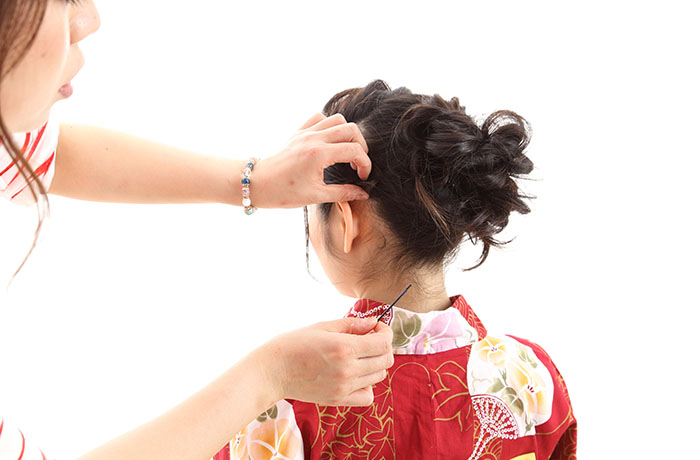 和装女性の髪を整える後ろから