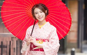 赤い番傘と和装女性正面