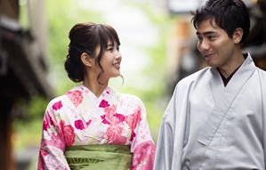 浴衣姿の男女