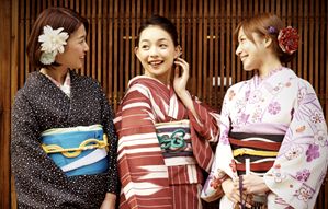 格子戸の前で笑顔の和装女性3人